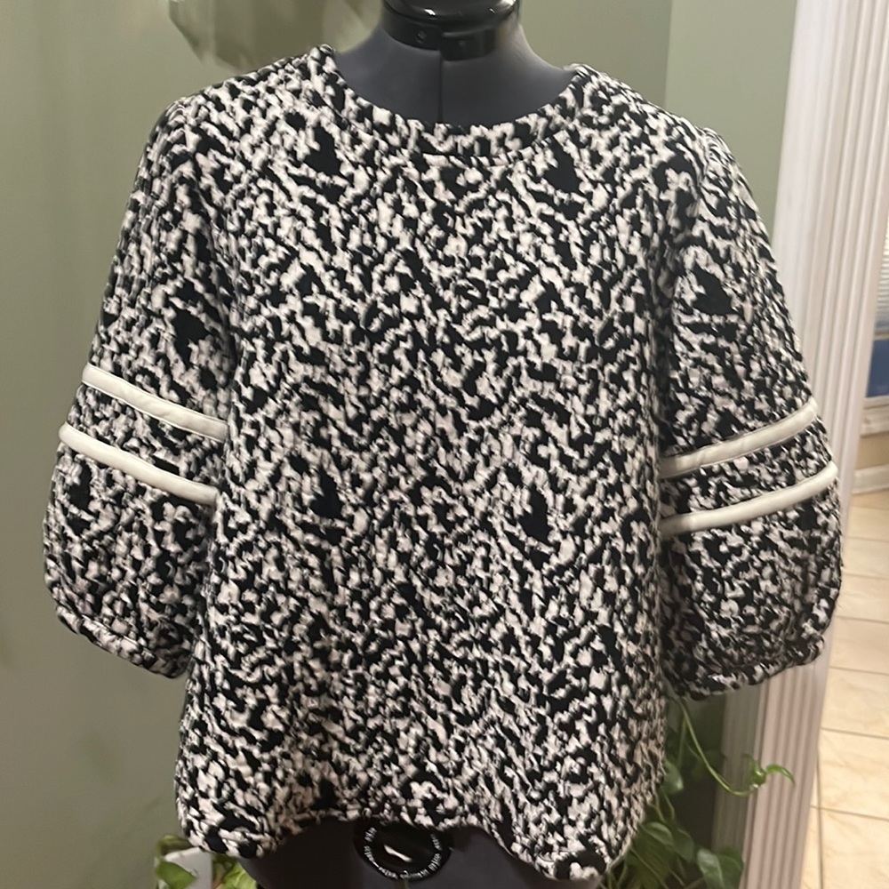 New with tags top. Can be work both professionally and casually.